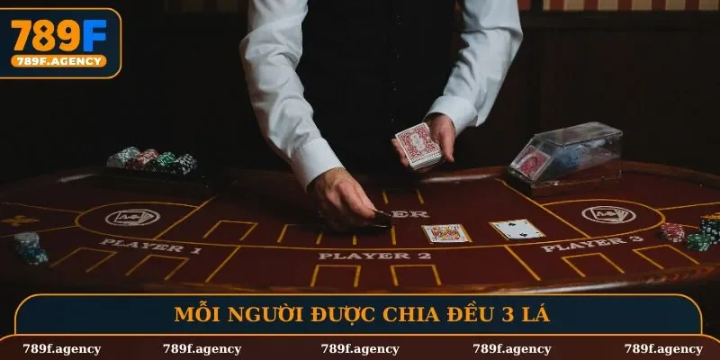 Mỗi người được chia đều 3 lá